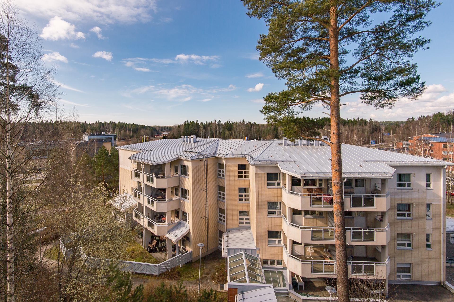 01Servicehuset Linda sett utifran med balkonger och omgivande traed